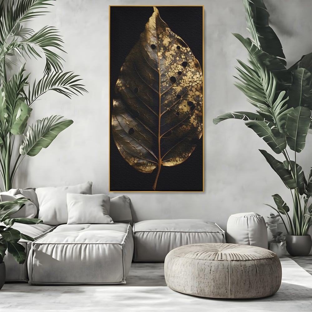 Tablou canvas cu tablou canvas cu frunza aurie pe fundal negru, in rama de aluminiu auriu, pe perete intr-un living